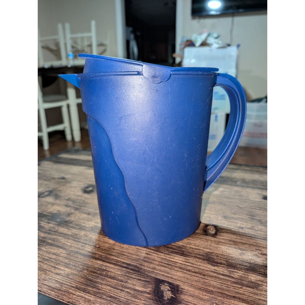 Tupperware Pitcher With Lid Blue Plastic Beverage Drink Carafe used condition D1